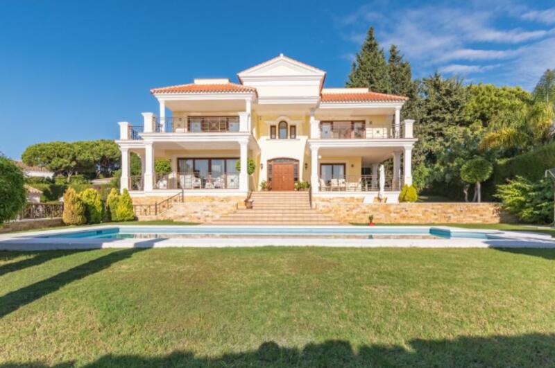 Villa for sale in Las Chapas, Málaga