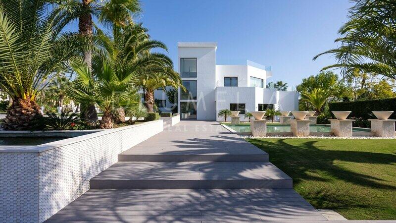 8 bedroom Villa for sale