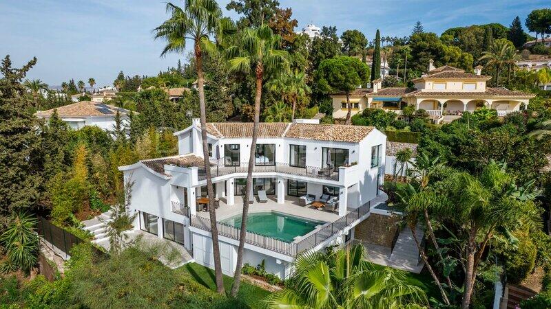 Villa for sale in El Paraiso, Málaga