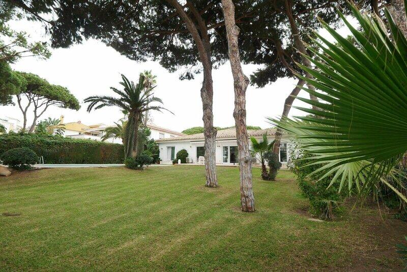 Villa en venta en Cabopino, Málaga