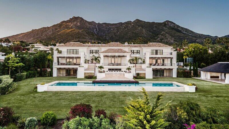 Villa for sale in Sierra Blanca, Málaga