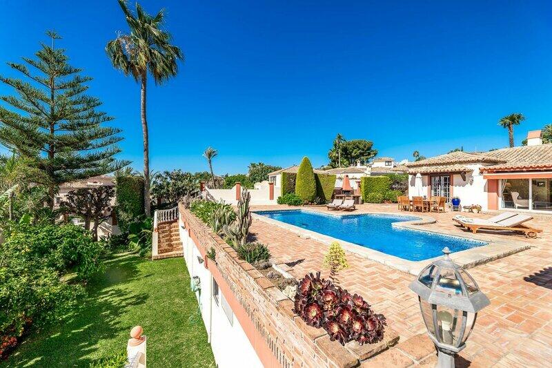 Villa for sale in El Paraiso, Málaga