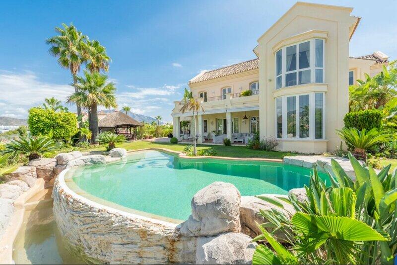 Villa for sale in Benahavis, Málaga