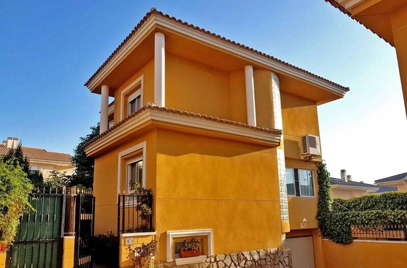 Villa for sale in Petrer, Alicante