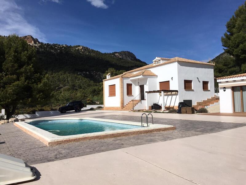 Villa en venta en Castalla, Alicante