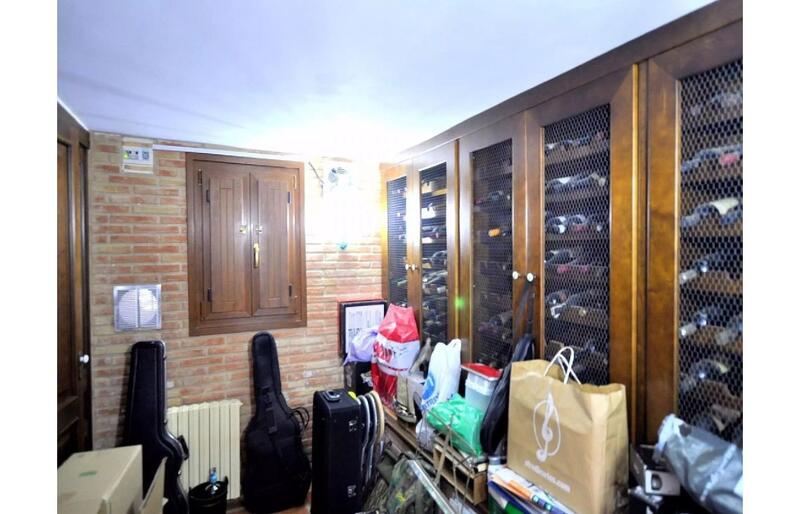 5 bedroom Townhouse for sale