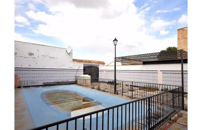 5 bedroom Townhouse for sale