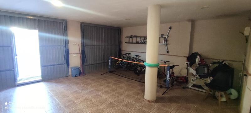 4 bedroom Townhouse for sale