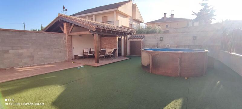 4 bedroom Townhouse for sale
