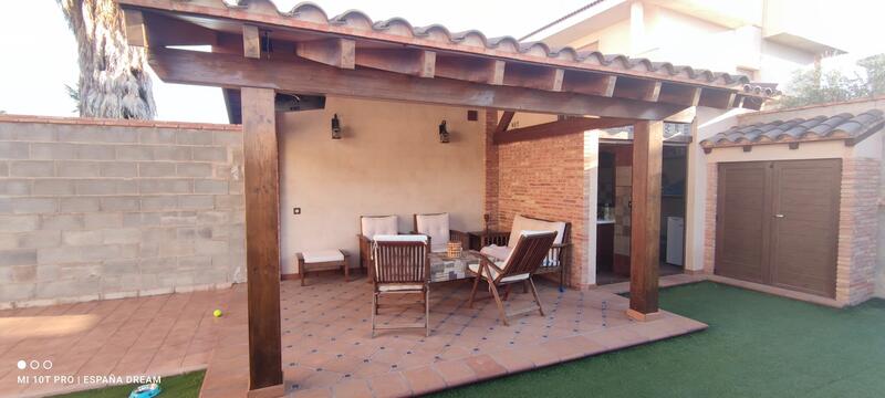 4 bedroom Townhouse for sale