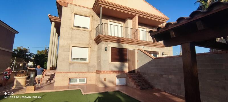 4 bedroom Townhouse for sale