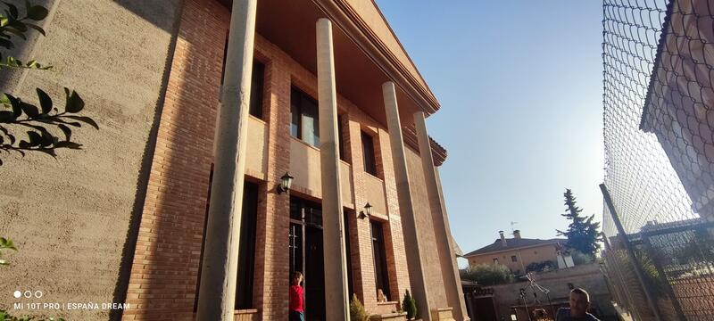 4 bedroom Townhouse for sale