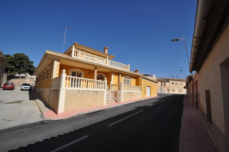Villa for sale in Algueña, Alicante