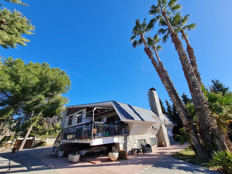 Villa Te koop in Petrer, Alicante