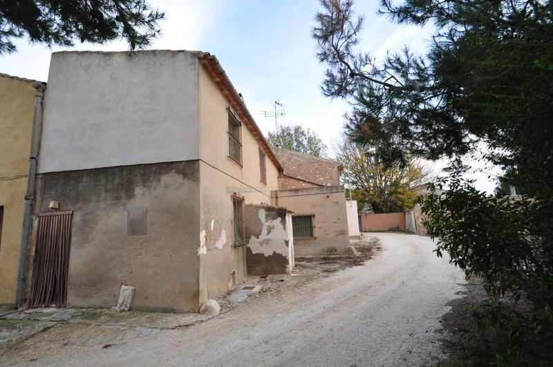6 bedroom Townhouse for sale