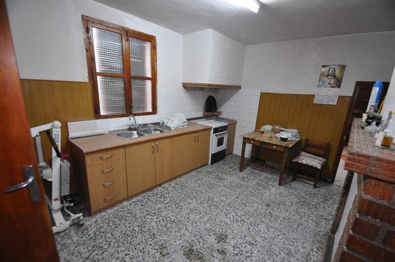 6 bedroom Townhouse for sale