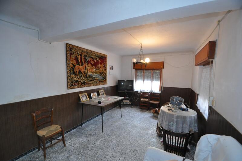 6 bedroom Townhouse for sale