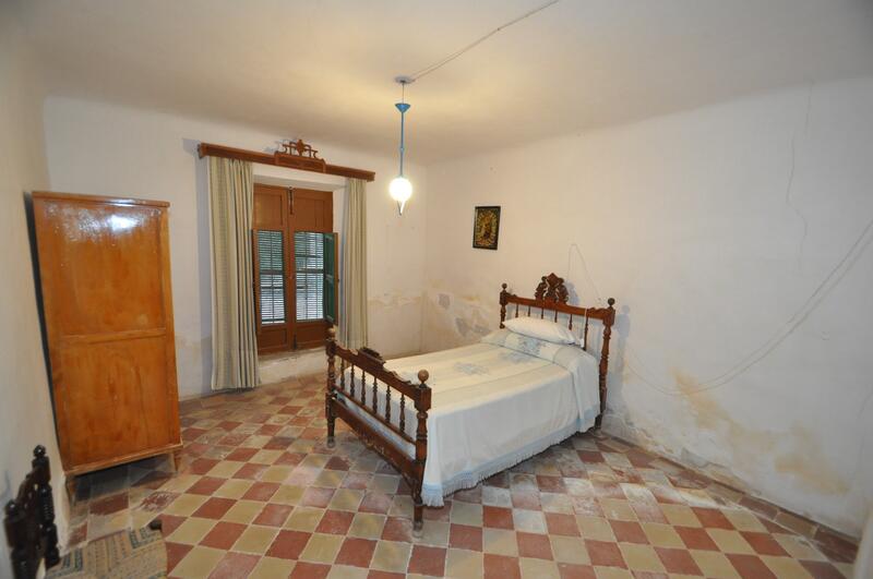 6 bedroom Townhouse for sale