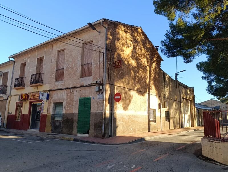 Adosado en venta en Pinoso, Alicante