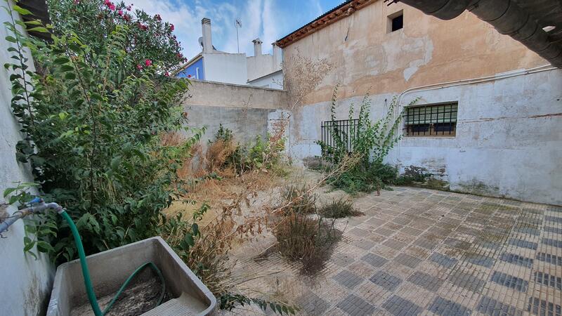 5 bedroom Townhouse for sale