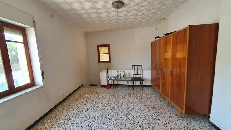5 bedroom Townhouse for sale