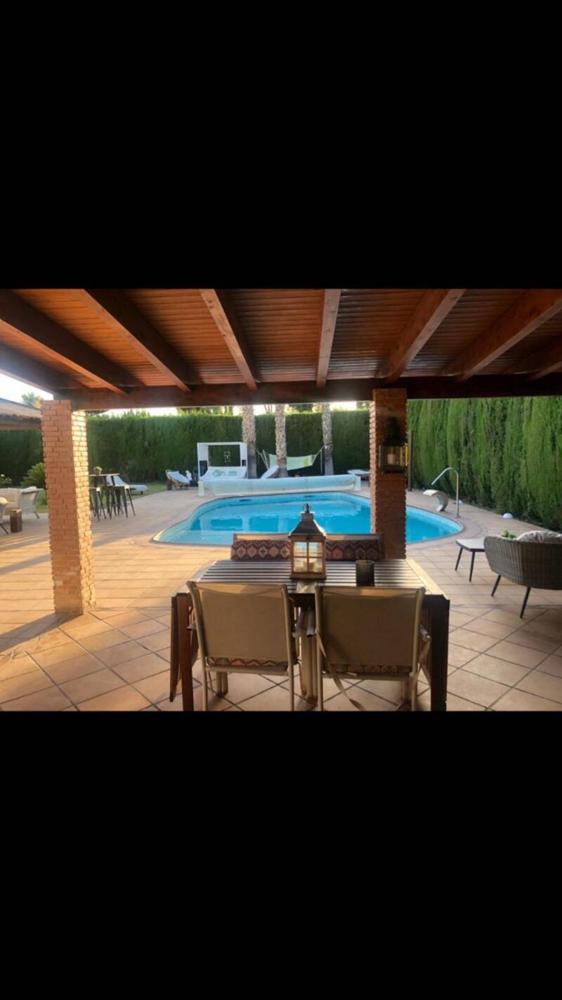 Villa en venta en Elda, Alicante