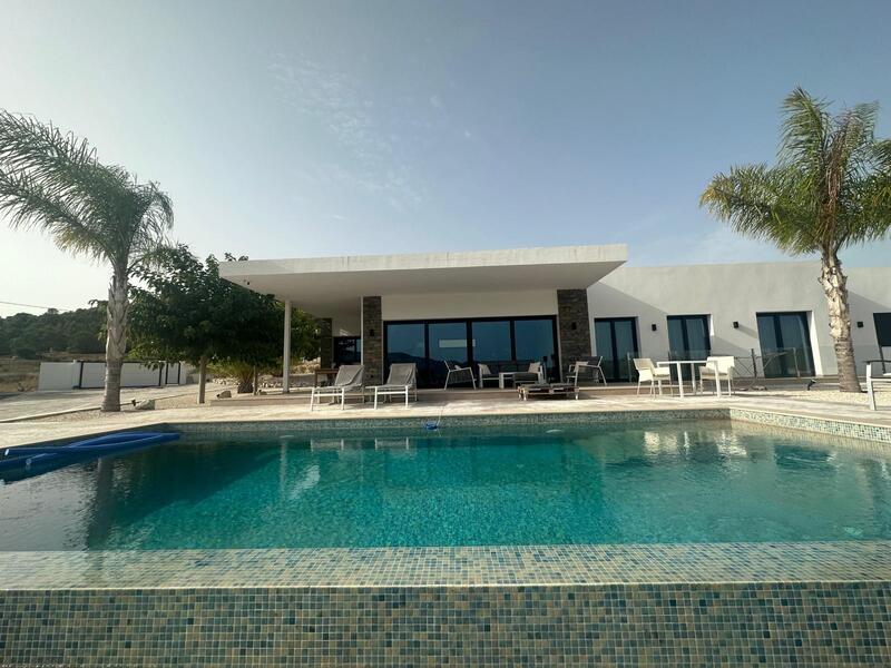 Villa til salgs i Pinoso, Alicante