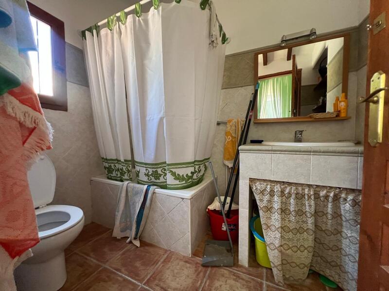 5 bedroom Townhouse for sale