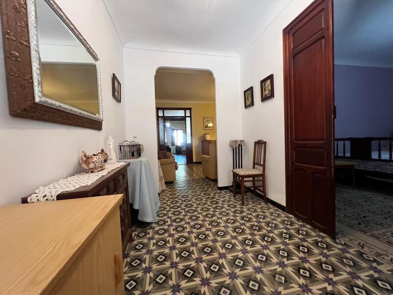5 bedroom Townhouse for sale