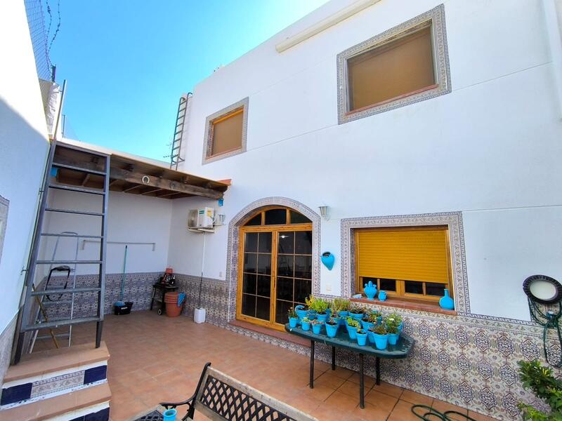 5 bedroom Townhouse for sale