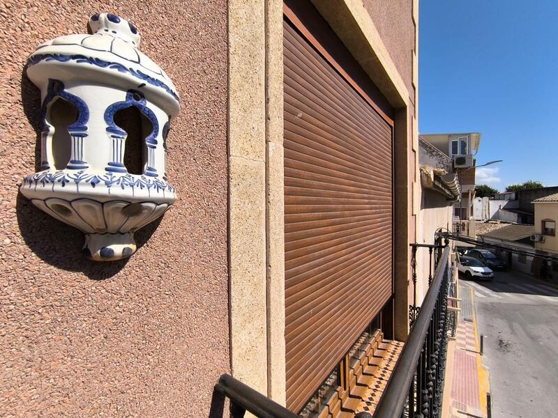 5 bedroom Townhouse for sale