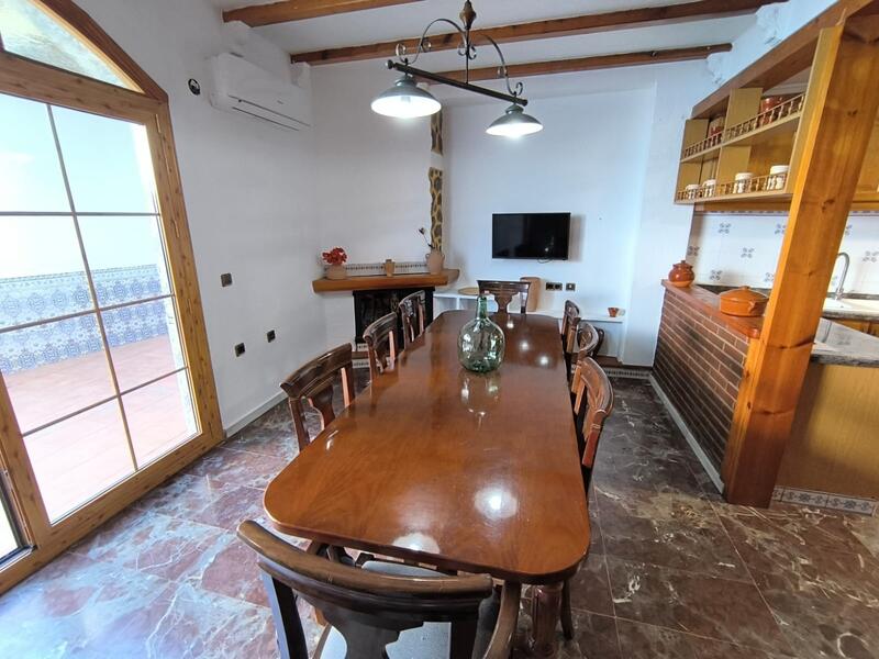 5 bedroom Townhouse for sale