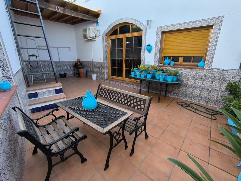 5 bedroom Townhouse for sale