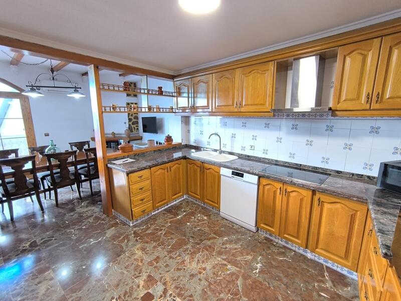 5 bedroom Townhouse for sale