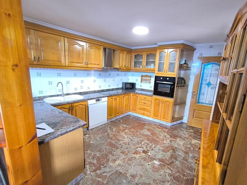 5 bedroom Townhouse for sale