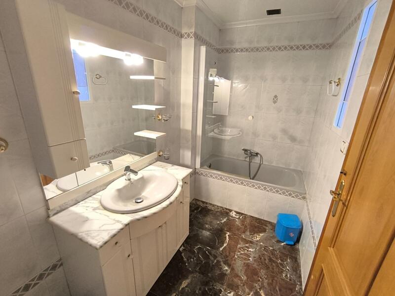 5 bedroom Townhouse for sale
