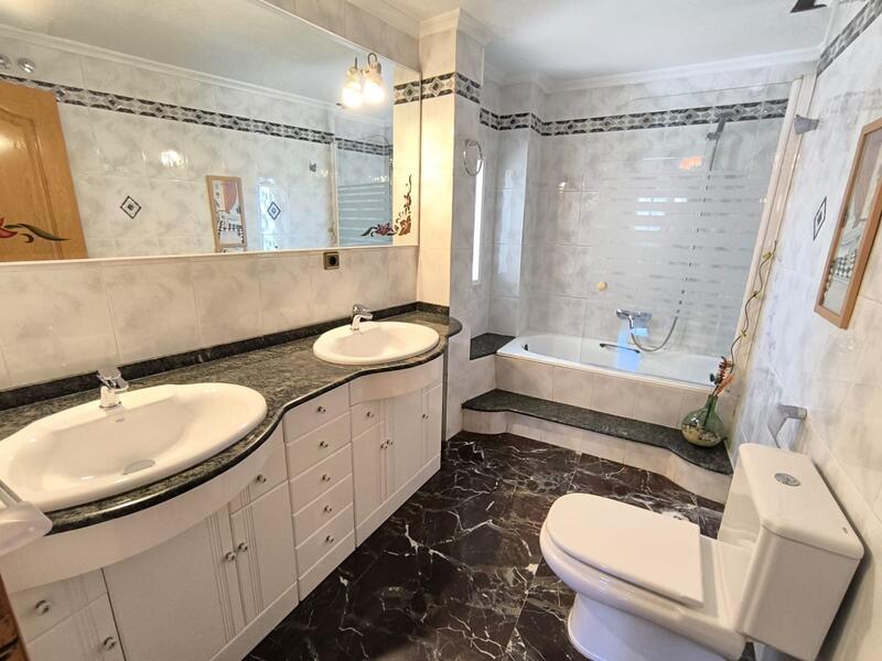 5 bedroom Townhouse for sale