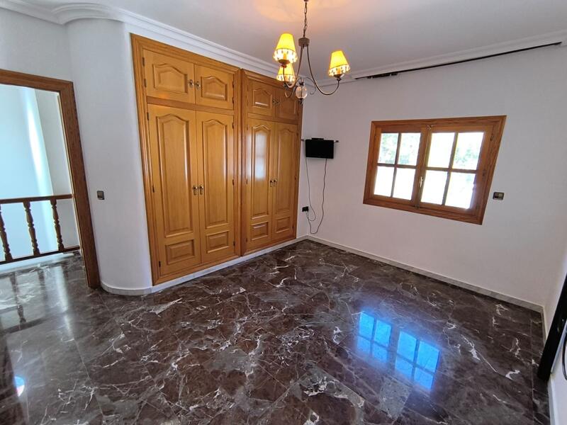 5 bedroom Townhouse for sale
