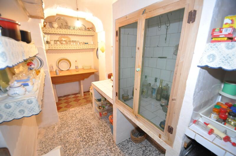 6 bedroom Townhouse for sale