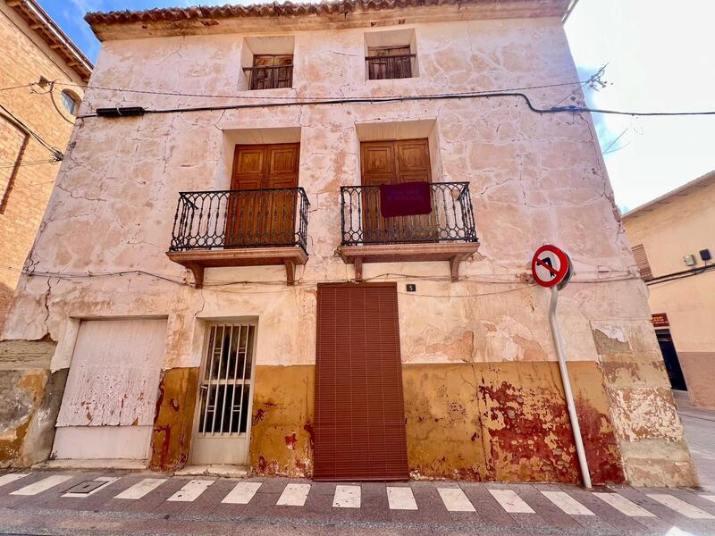 8 bedroom Townhouse for sale