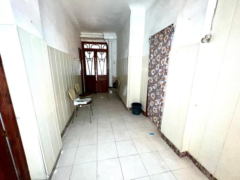 8 bedroom Townhouse for sale