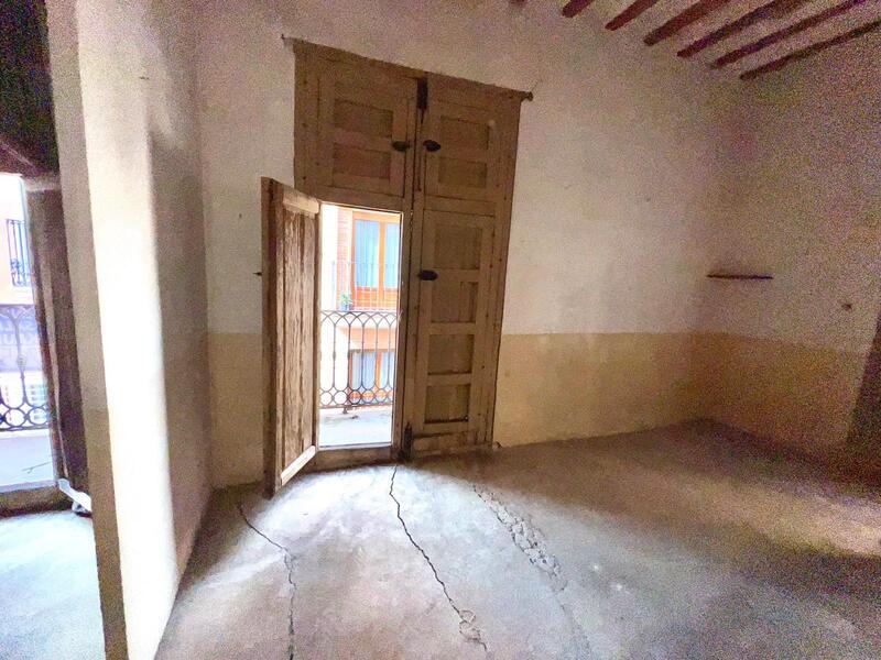 8 bedroom Townhouse for sale