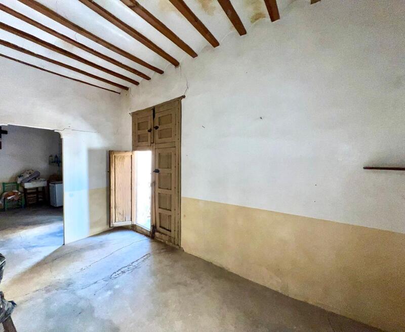 8 bedroom Townhouse for sale