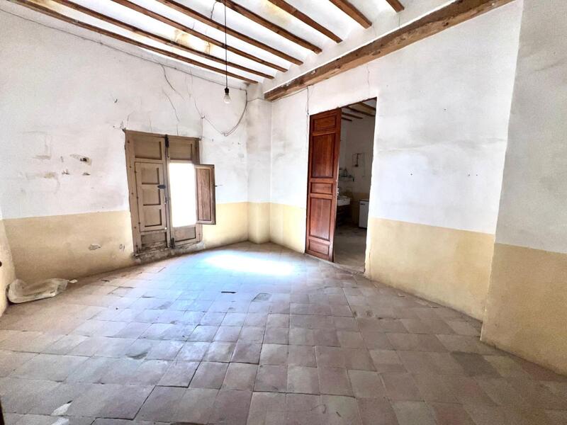 8 bedroom Townhouse for sale