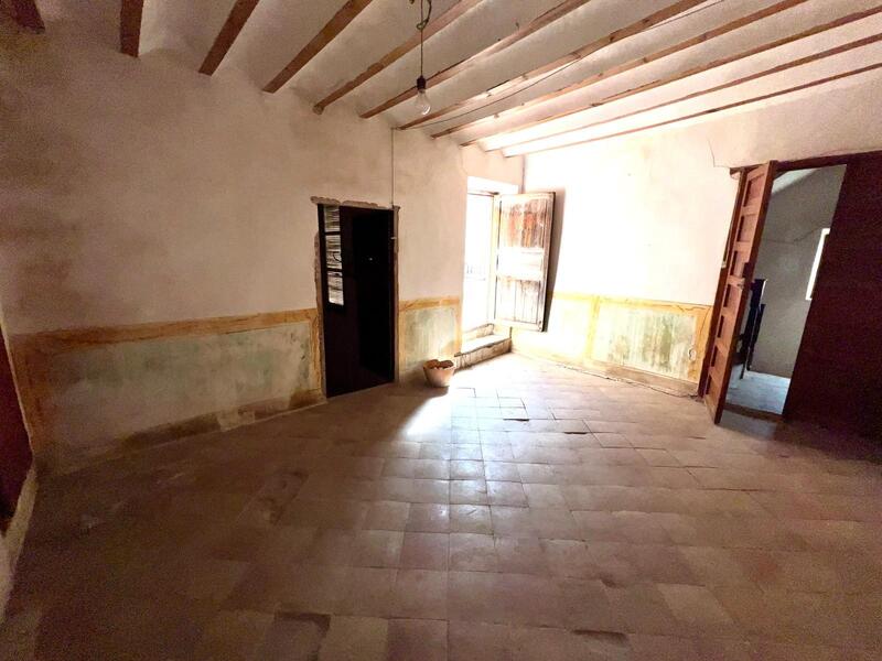 8 bedroom Townhouse for sale
