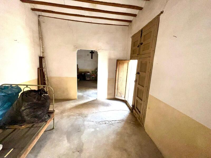 8 bedroom Townhouse for sale