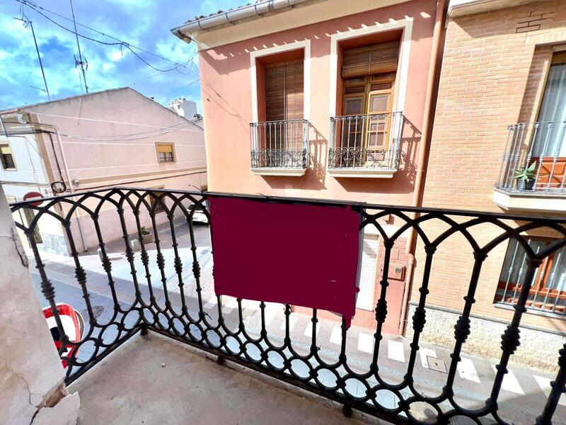8 bedroom Townhouse for sale