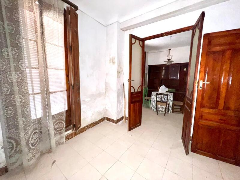 8 bedroom Townhouse for sale