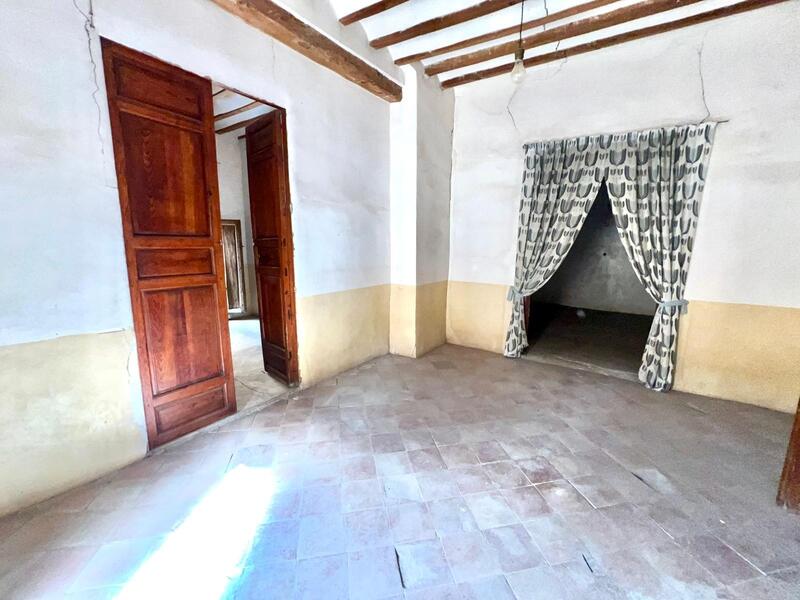 8 bedroom Townhouse for sale