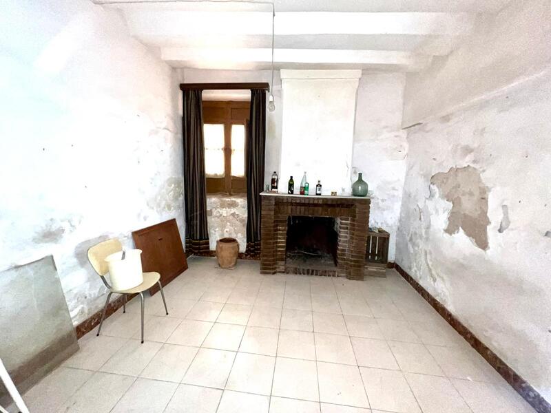 8 bedroom Townhouse for sale